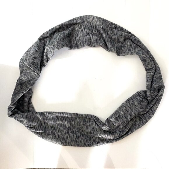 SUPER SOFT AND CUTE HANDMADE FLEECE INFINITY SCARF WITH HIDDEN POCKET - Picture 2 of 5